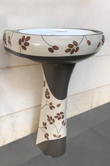 مغسل سيراميك مزخرف مع عمود – نقش أوراق بني